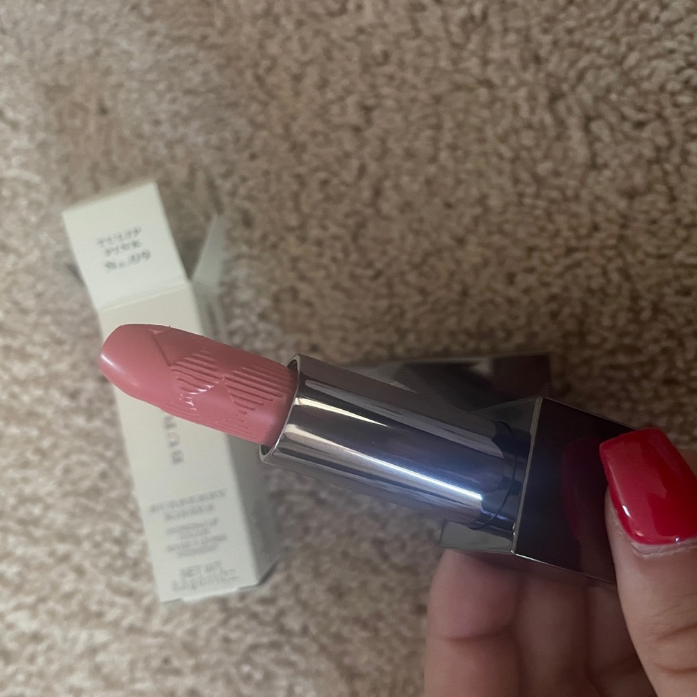 Burberry kisses lipstick